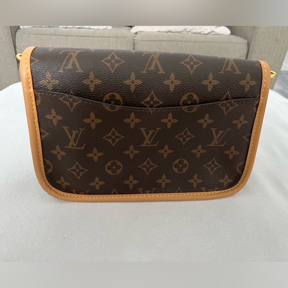 Monogram 👜 comes with 2 straps💖 - Picture 8 of 13